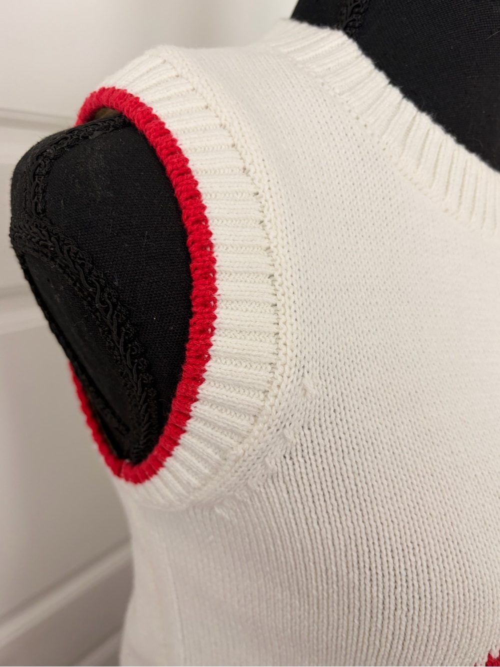 Elan White Sleeveless Knit Sweater with Red Chili Motif - Picture 2 of 4
